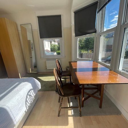 Room With Private Bathroom And Shared Kitchen Londres Extérieur photo