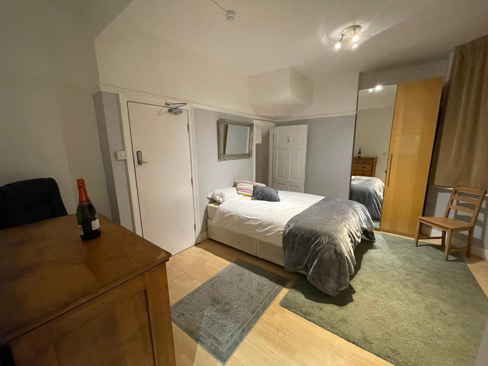 Room With Private Bathroom And Shared Kitchen Londres Extérieur photo